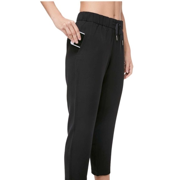 Lululemon On The Fly Crop *Woven 23" size 2 Black Travel Pant - Picture 4 of 12
